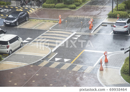 在下雨天的室外停車場 69938464