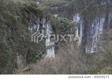 放置在懸崖上的杯子 放置在懸崖上的杯子 69939271