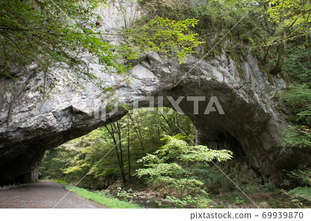 Onbashi是天然的石灰石橋,是國家的天然紀念物。 Onbashi是天然的石灰石橋,是國家的天然紀念物。 69939870