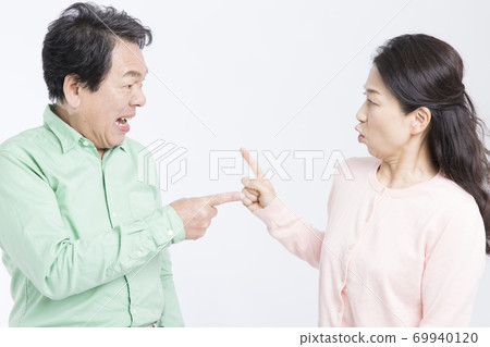 A couple fighting 69940120