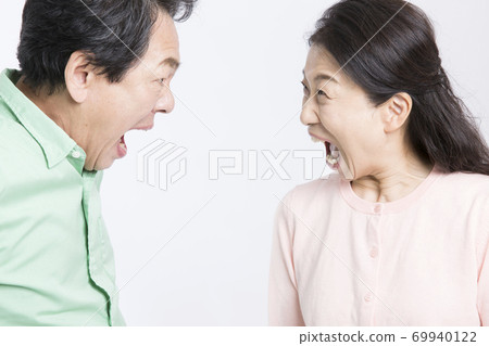 A couple fighting 69940122