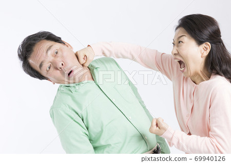 Wife hitting her husband 69940126