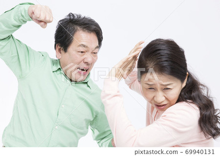 Husband hitting his wife 69940131