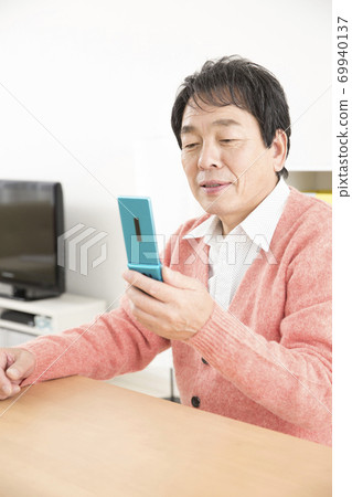 男子看著手機郵件 69940137