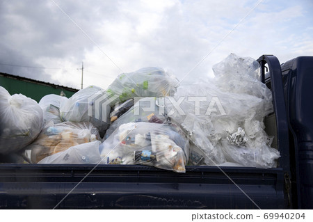 垃圾裝上卡車 69940204