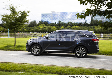 一輛緩慢行駛的汽車 69940215