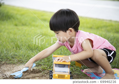 孩子們在公園的泥土裡玩耍 69940216