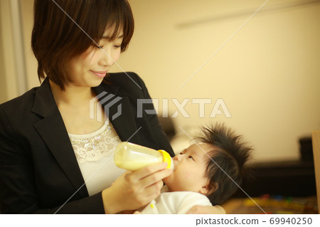Baby drinking milk 69940250