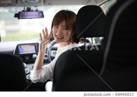 Mother talking to child from driver's seat Mother talking to child from driver's seat 69940813