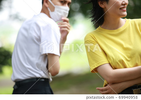 討厭不戴口罩的女人的男人 討厭不戴口罩的女人的男人 69940958