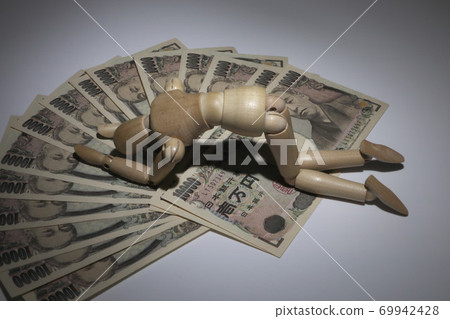 Money and a depressed drawing doll 69942428