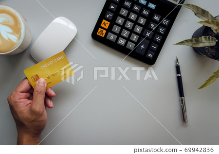 hand credit card top view 69942836