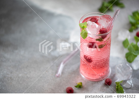 cold lemonade with fresh raspberries and mint 69943322