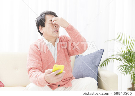 一個有眼睛疲勞的男人 一個有眼睛疲勞的男人 69943500