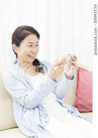 Women playing games 69943539