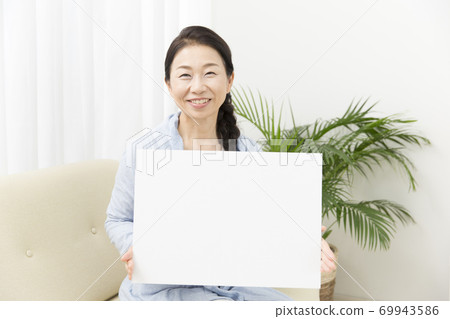 有留言簿的一名婦女 有留言簿的一名婦女 69943586