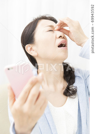眼痛疲勞的女人 69943592