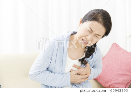 胸部酸痛的女人 69943593