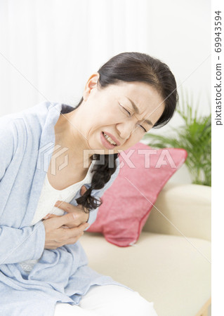 胸部酸痛的女人 69943594