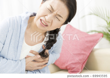 胸部酸痛的女人 69943595