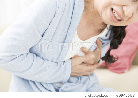 胸部酸痛的女人 69943598