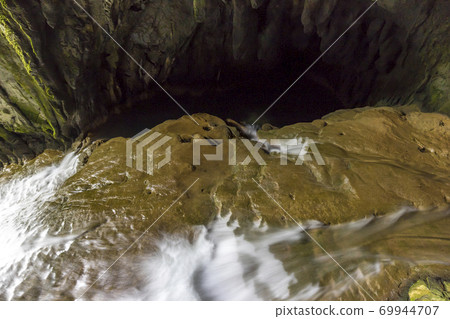 山口縣礦山市秋穗洞石灰石洞洞穴河入口 山口縣礦山市秋穗洞石灰石洞洞穴河入口 69944707