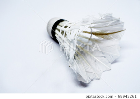 Shabby shuttlecock. Some of the feathers have been damaged and lost. Shabby shuttlecock. Some of the feathers have been damaged and lost. 69945261