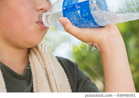 Elementary school students to rehydrate Elementary school students to rehydrate 69946091