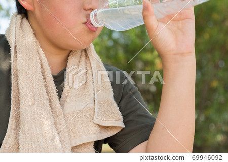 Elementary school students to rehydrate Elementary school students to rehydrate 69946092