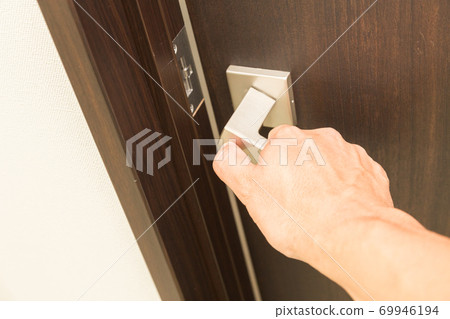 拿著門把手的男人 69946194