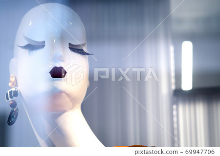 Hairless female mannequin head with big eyelashes 69947706