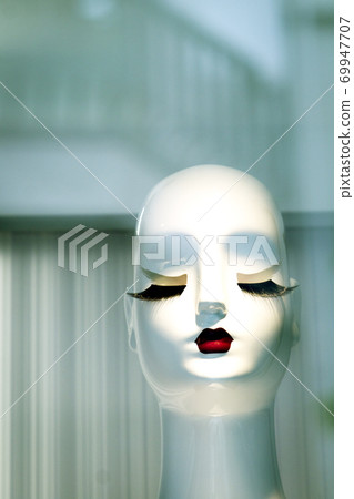 Hairless female mannequin head with big eyelashes 69947707