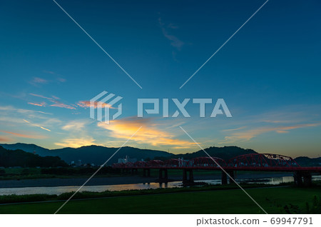 Shimanto City, Kochi Prefecture, Shimanto River Bridge (Akatetsu Bridge) at sunrise Shimanto City, Kochi Prefecture, Shimanto River Bridge (Akatetsu Bridge) at sunrise 69947791