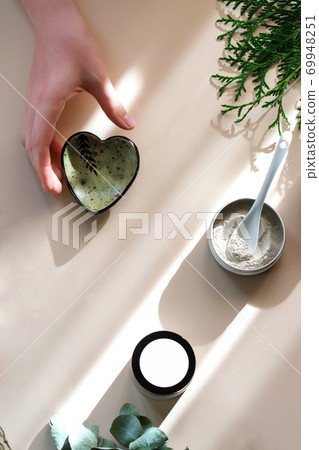 Process of making natural cosmetics from green clay. 69948251