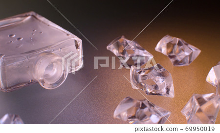 Flacon, lid and pieces of glass Flacon, lid and pieces of glass 69950019