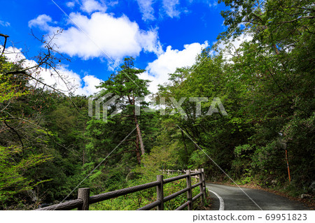 山梨縣甲府市千泉峽晴天初秋的怪石怪石風景區 69951823