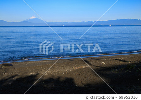 Autumn Sea on the Shonan Miura Peninsula (with the first snowfall on Mt. Fuji) 69952016