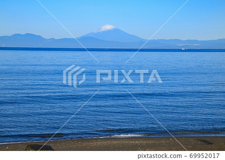Autumn Sea on the Shonan Miura Peninsula (with the first snowfall on Mt. Fuji) 69952017