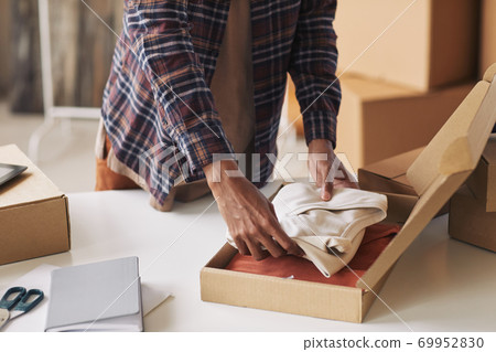 Man packing parcel Man packing parcel 69952830