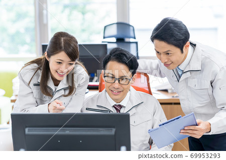 Businessman, work clothes, office, computer 69953293