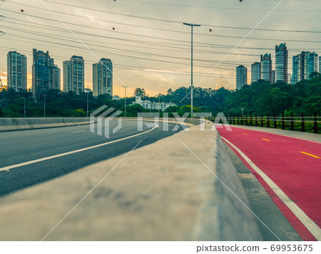 Laguna Bridge over Pinheiros River and Bike Lanes. 69953675