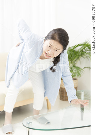 一個腰痛的女人 一個腰痛的女人 69953797
