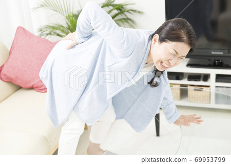 一個腰痛的女人 69953799