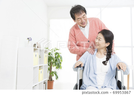 妻子和丈夫坐在輪椅上 69953867