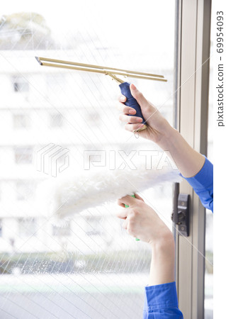 Cleaner woman 69954093