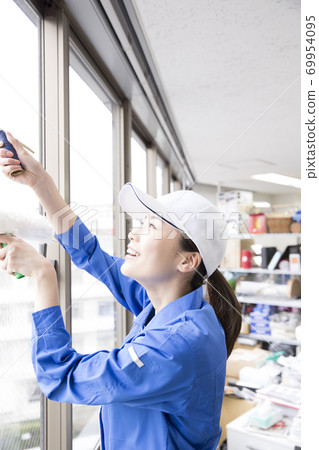 Cleaner woman 69954095