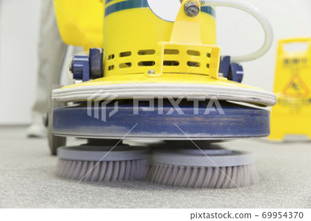 女清潔工清潔地板 69954370