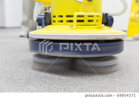 Female cleaner cleaning the floor 69954371