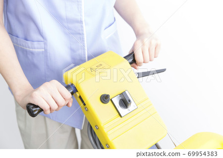 Female cleaner cleaning the floor 69954383