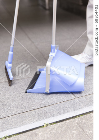 Cleaner to clean 69954403